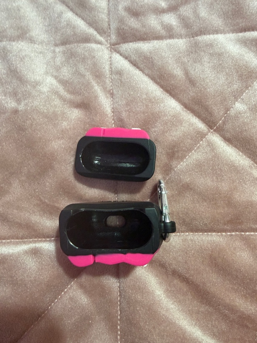 Pink Lips Silicone AirPods Case with Carabiner - Picture 3 of 3